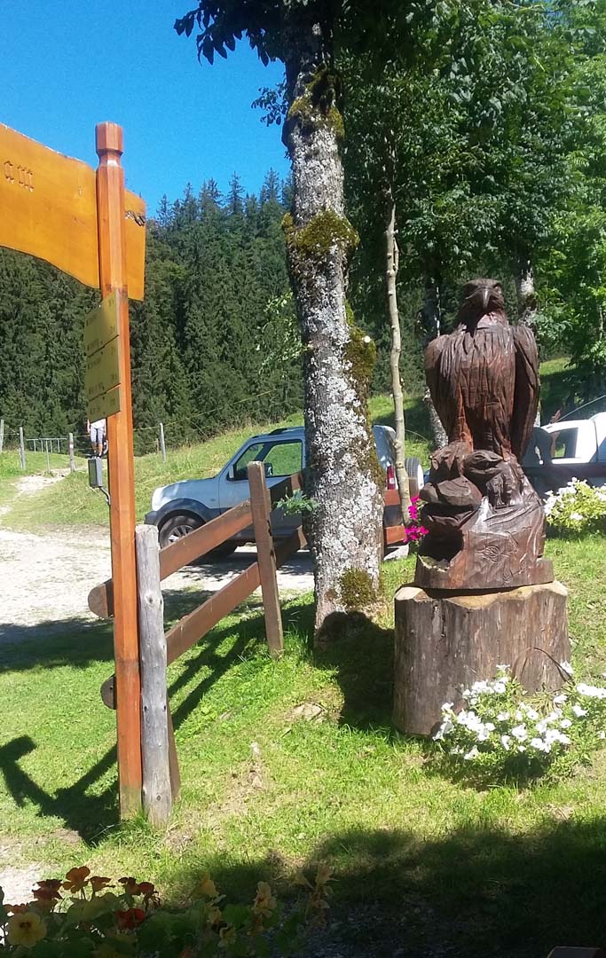 Schnitzkunst am Wegesrand, nahe Taubensee